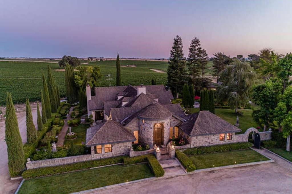 Chateau Robles -Vineyard English Garden - main image