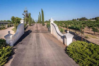 Chateau Robles -Vineyard English Garden - image 3
