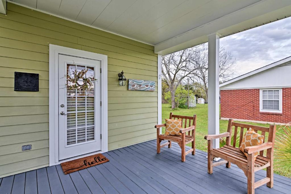 Cozy Pass Christian House with Porch Steps From Beach - image 7