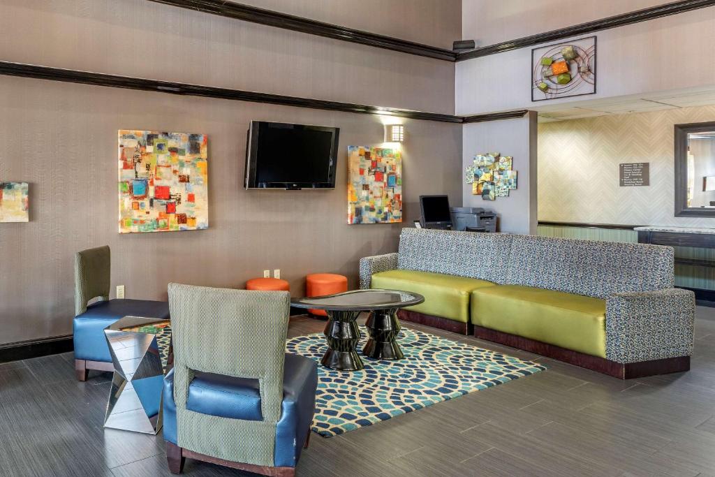 Comfort Inn & Suites Pauls Valley - City Lake - image 2