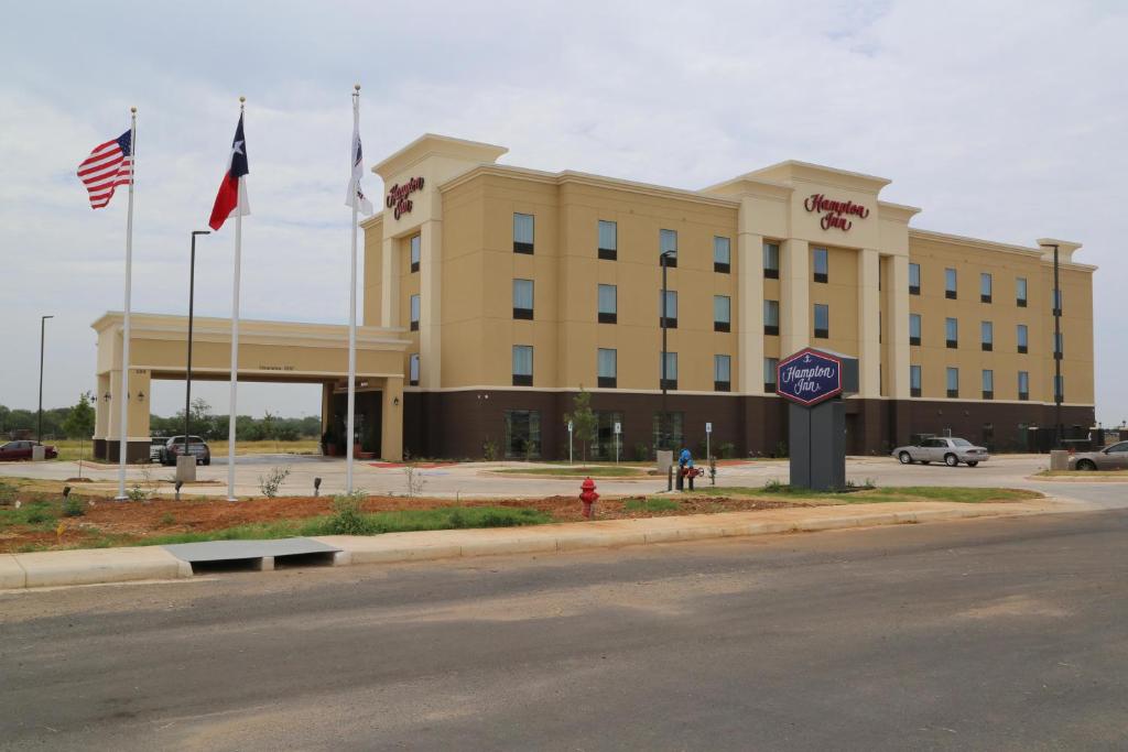 Hampton Inn Pearsall - image 3