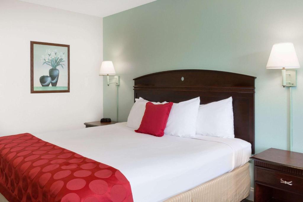 Ramada by Wyndham Pelham - main image