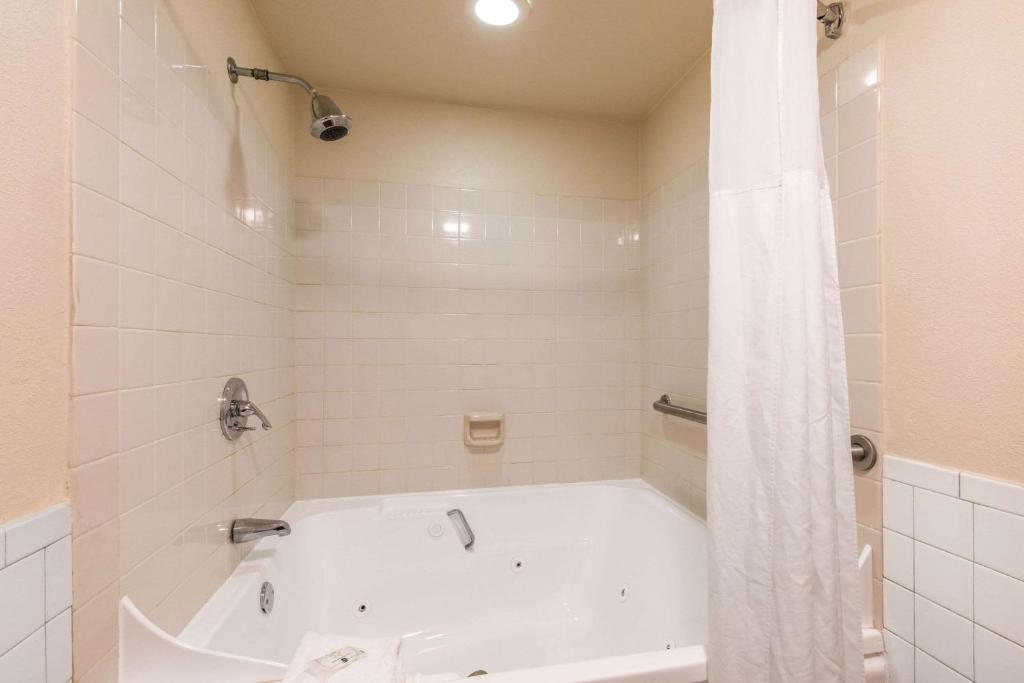 Quality Inn Pelham I-65 exit 246 - image 5