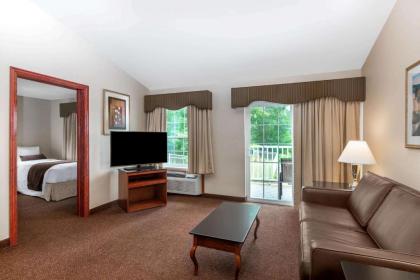 Four Seasons Island Resort - image 13