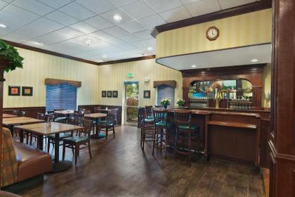 Oxford Suites Pendleton - image 4