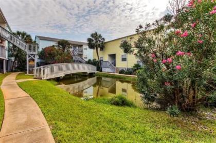 Renovated Pensacola Beach Condo with Community Pool!