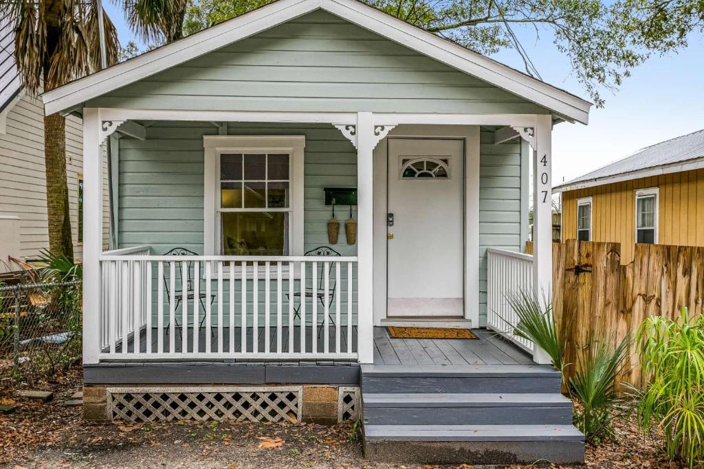 Strong St. Cottage - main image