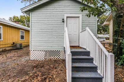 Strong St. Cottage - image 14