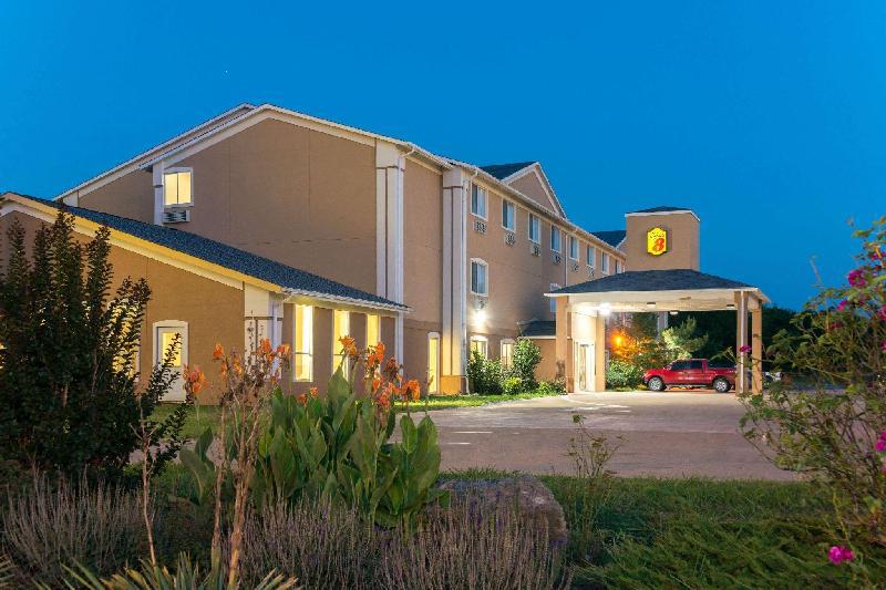 Super 8 by Wyndham Perry - main image