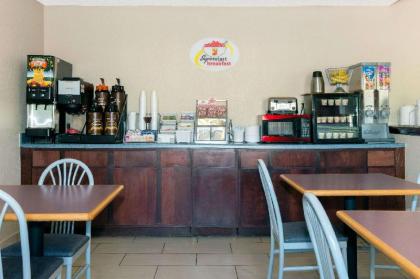 Super 8 by Wyndham Perry - image 4