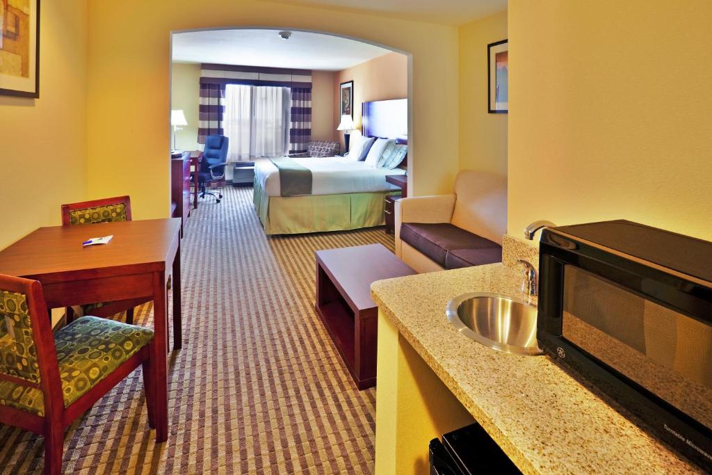 Holiday Inn Express & Suites Perry an IHG Hotel - image 6