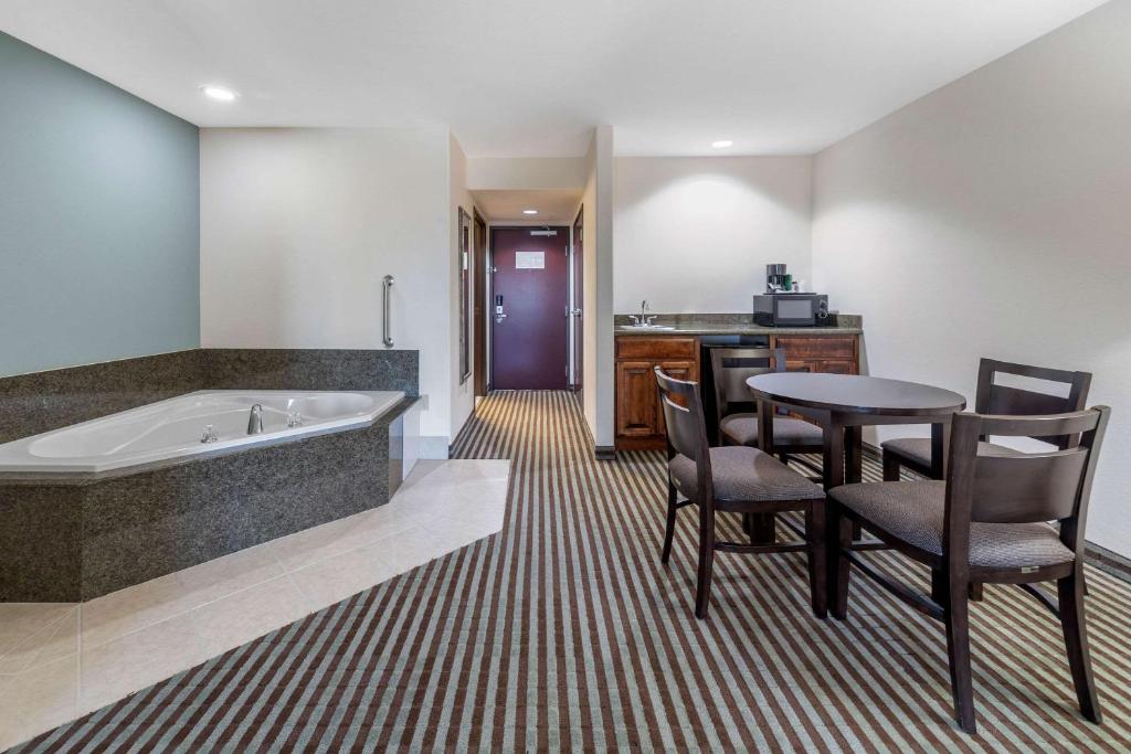 Comfort Inn & Suites Perry I-35 - image 2