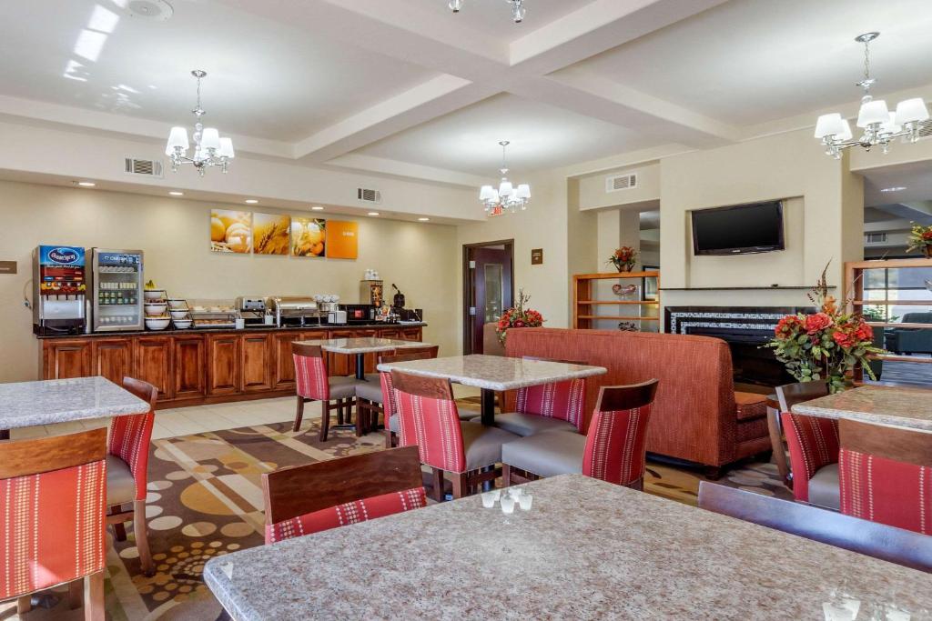 Comfort Inn & Suites Perry I-35 - image 3