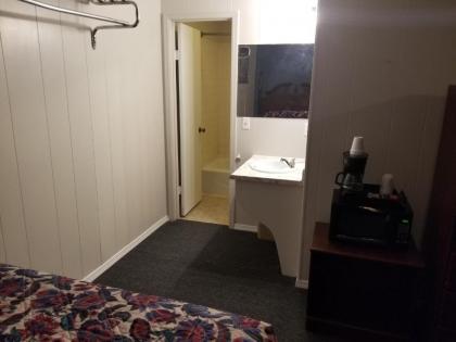 Budget Inn - image 5