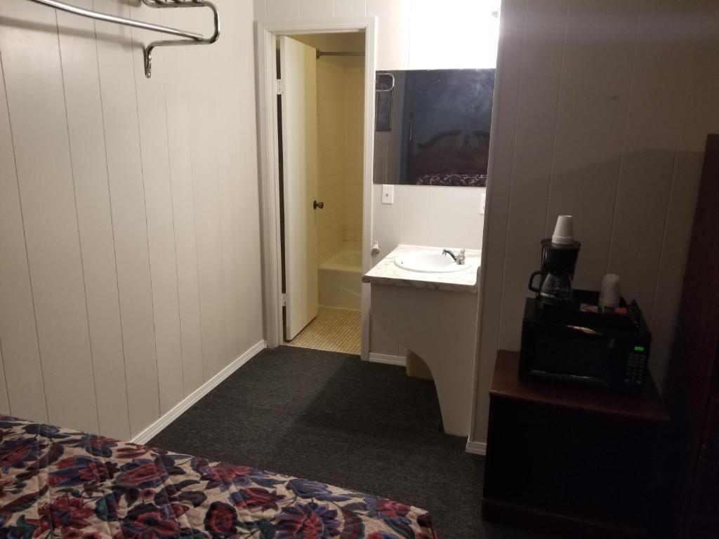 Budget Inn - image 5