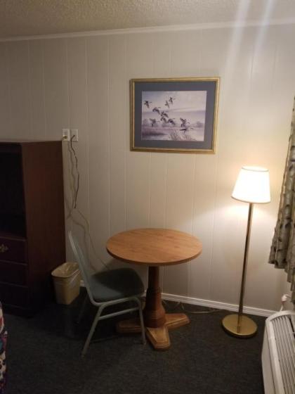 Budget Inn - image 6