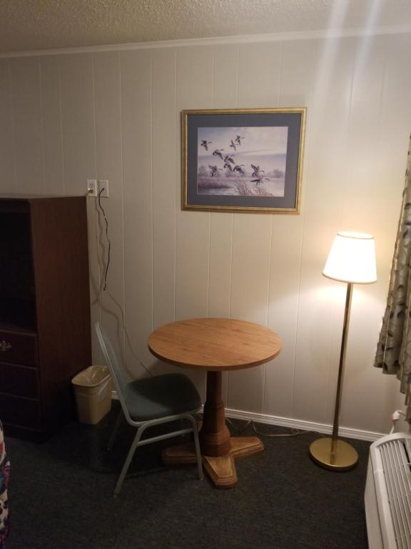 Budget Inn - image 6