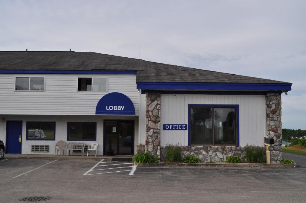 Super 8 by Wyndham Petoskey - image 2