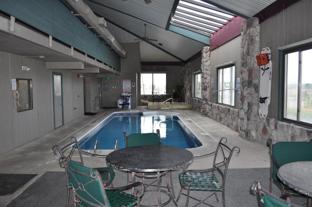 Super 8 by Wyndham Petoskey - image 5