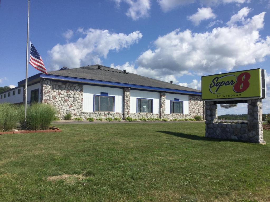 Super 8 by Wyndham Petoskey - image 7
