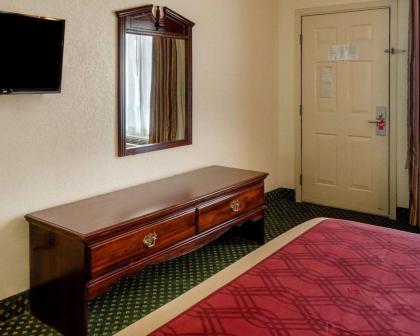 Econo Lodge Inn & Suites Philadelphia - image 10