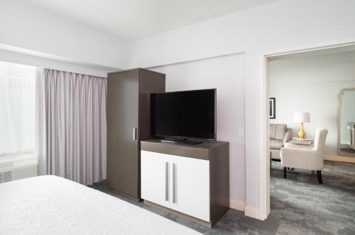Hampton Inn Philadelphia Center City-Convention Center - image 4