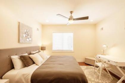 Stylish 4 Bedroom Townhome with Jacuzzi