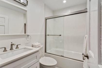 The Dreamers Penthouse-Funky 3BD in Center City - image 16