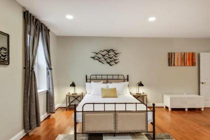 The Dreamers Penthouse-Funky 3BD in Center City - image 9