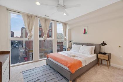 Bright 1BR with Large Windows In Old City