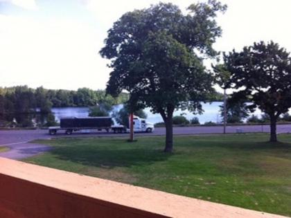 Timber Inn Motel - image 2