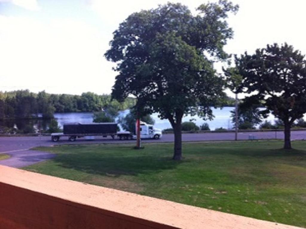 Timber Inn Motel - image 2