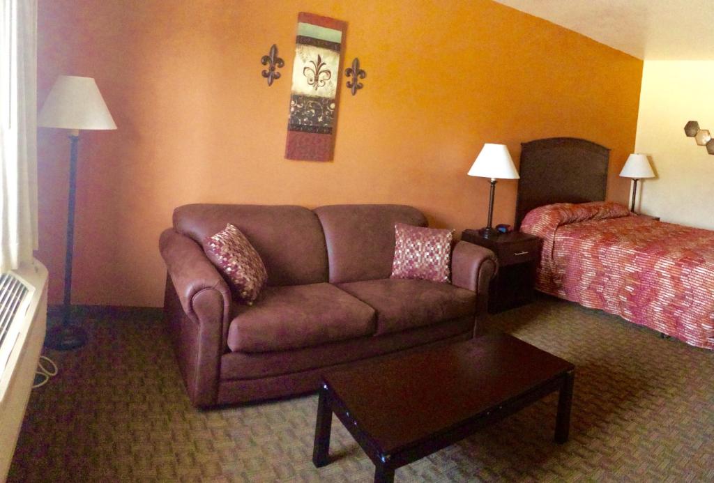 Cottonwood Inn & Suites - image 3