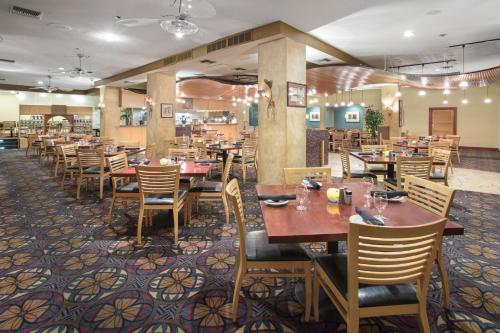 Embassy Suites Phoenix - Biltmore - image 4