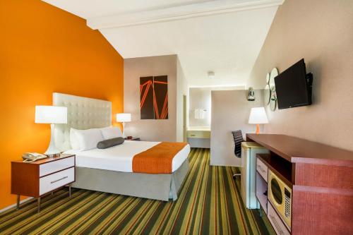 Howard Johnson by Wyndham Phoenix Airport/Downtown Area - main image