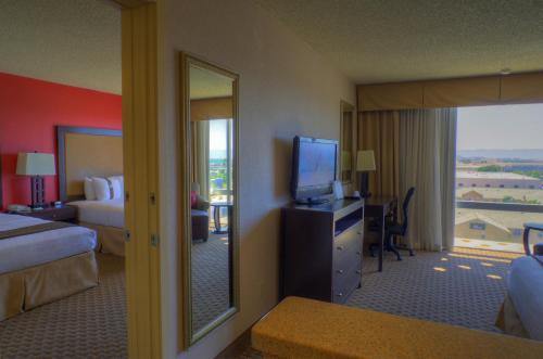 Ramada by Wyndham Phoenix Midtown - image 2