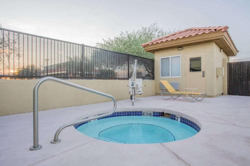 Days Inn by Wyndham Phoenix North - image 4