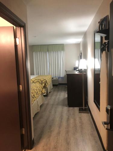 Baymont by Wyndham Phoenix I-10 near 51st Ave - image 3