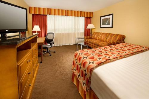 Drury Inn & Suites Phoenix Airport - main image
