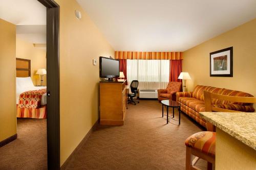 Drury Inn & Suites Phoenix Airport - image 2