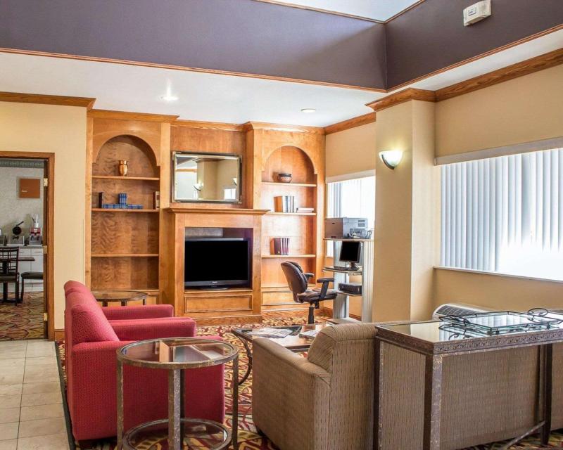 Comfort Suites At Metro Center Phoenix - image 2