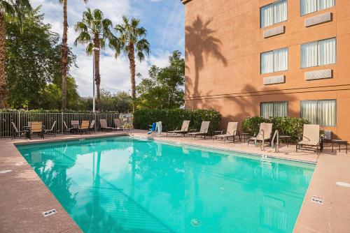 Red Roof Inn PLUS + Phoenix West - image 4