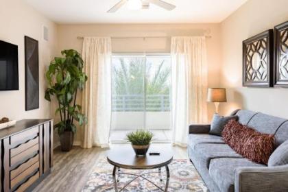 tPC and Kierland Commons 2 miles Overlooking Luxury Pool with Parking