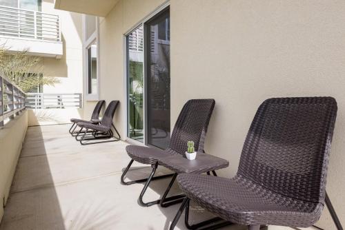 TPC and Kierland Commons 2 miles-Overlooking Luxury Pool-with Parking - image 3