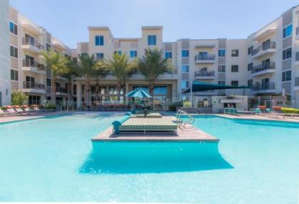 TPC and Kierland Commons 2 miles-Overlooking Luxury Pool-with Parking - image 4