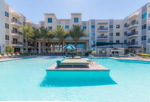 TPC and Kierland Commons 2 miles-Overlooking Luxury Pool-with Parking - image 4