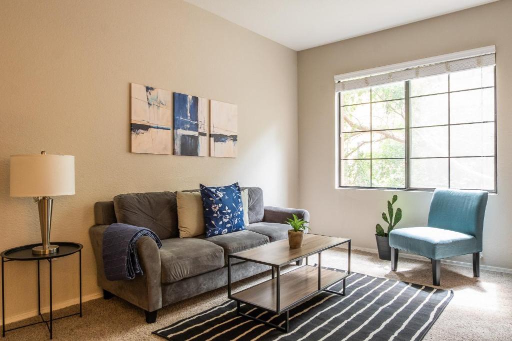 Frontdesk Mandarina Apts Phoenix Arizona - main image