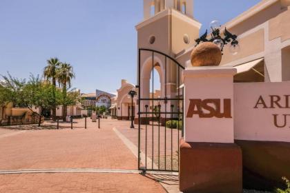 Frontdesk Mandarina Apts Phoenix Arizona - image 4