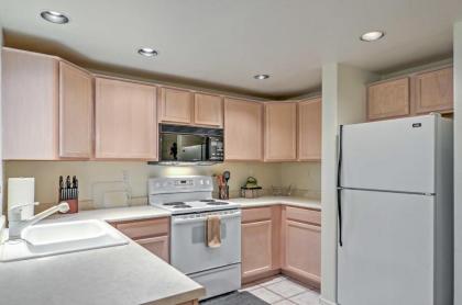 Phoenix Couples Condo with Deck and Pool and Spa Access! - image 11