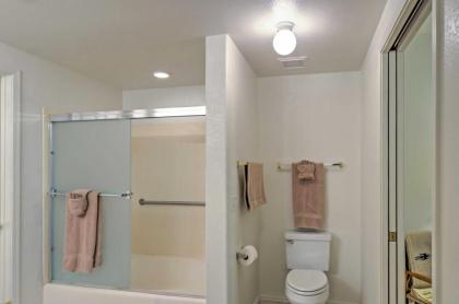 Phoenix Couples Condo with Deck and Pool and Spa Access! - image 3